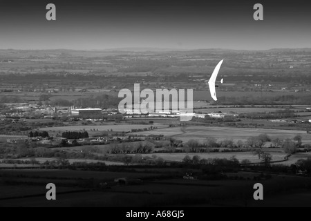 Luft-Luft-Schuss von hoher Perfomance Hängegleiter über Felder in Wiltshire UK Stockfoto