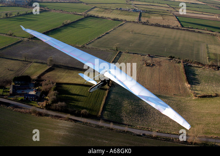 Luft-Luft-Schuss von hoher Perfomance Hängegleiter über Felder in Wiltshire UK Stockfoto