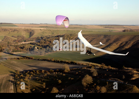 Luft-Luft-Schuss von hoher Perfomance Drachenflieger und Paraglider über Felder in Wiltshire UK Stockfoto