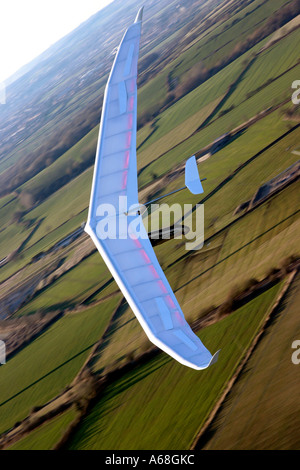 Luft-Luft-Schuss von hoher Perfomance Hängegleiter über Felder in Wiltshire UK Stockfoto