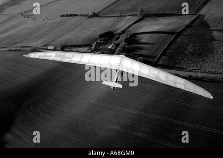 Luft-Luft-Schuss von hoher Perfomance Hängegleiter über Felder in Wiltshire UK Stockfoto