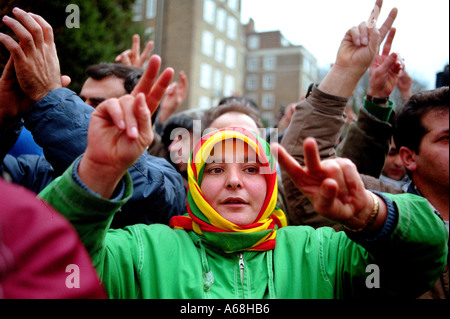 Kurdische Demonstranten in London fordern die Freilassung von Öcalan vor der türkischen Botschaft und Trafalgar Square. Stockfoto