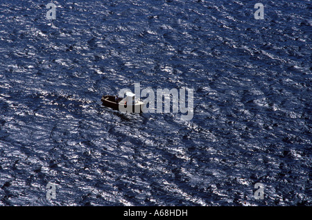 Kleines Fischerboot in ein riesiges Meer County Donegal Ireland Stockfoto