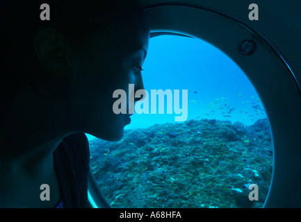 junge Frau in u-Boot Stockfoto