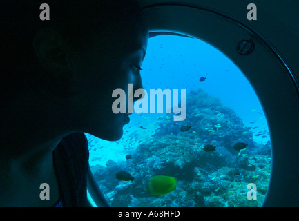 junge Frau in u-Boot Stockfoto