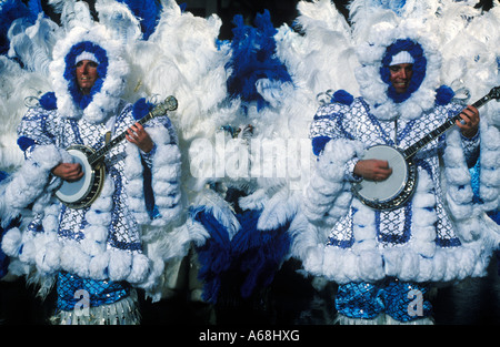 Ein Mann im Unternehmensbereich Phantasie trägt ein blaues Kostüm Federn marschieren mit Banjo in die Kukeri-Day-Parade am Silvester Stockfoto