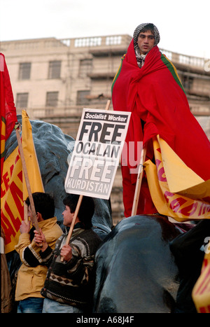 Kurdische Demonstranten in London fordern die Freilassung von Öcalan vor der türkischen Botschaft und Trafalgar Square. Stockfoto