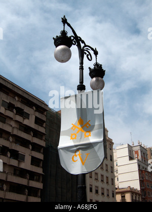 Fahnen mit Vatikan Wappen kündigt das fünfte Welttreffen der Familien in Valencia 2006. Valencia. Spanien. Stockfoto