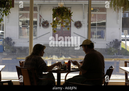 Paar beim Mittagessen Virginia Street Cafe Urbanna VA Stockfoto
