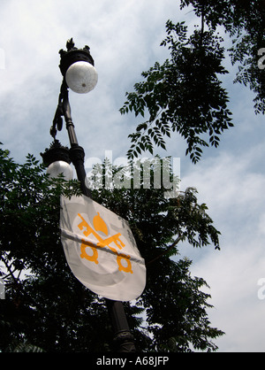 Fahnen mit Vatikan Wappen kündigt das fünfte Welttreffen der Familien in Valencia 2006. Valencia. Spanien. Stockfoto