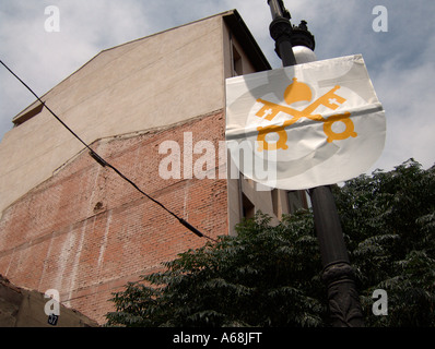 Fahnen mit Vatikan Wappen kündigt das fünfte Welttreffen der Familien in Valencia 2006. Valencia. Spanien. Stockfoto