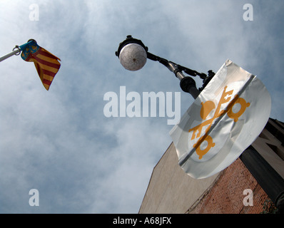 Fahnen mit Vatikan Wappen kündigt das fünfte Welttreffen der Familien in Valencia 2006. Valencia. Spanien. Stockfoto