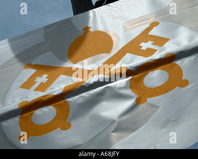 Fahnen mit Vatikan Wappen kündigt das fünfte Welttreffen der Familien in Valencia 2006. Valencia. Spanien. Stockfoto