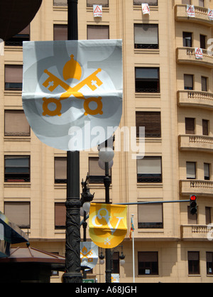 Fahnen mit Vatikan Wappen kündigt das fünfte Welttreffen der Familien in Valencia 2006. Valencia. Spanien. Stockfoto