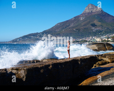 Blick in Richtung Löwen Kopf Moutain mit Welle stürzt über einen Mann Kapstadt Südafrika Stockfoto