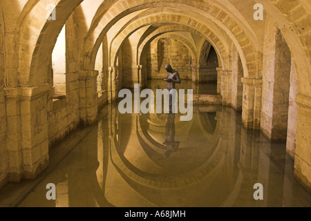 [Winchester Cathedral], [Antony Gormley] "Sound II" Skulptur, Metall-Statue stehend in überfluteten Krypta, England, UK Stockfoto