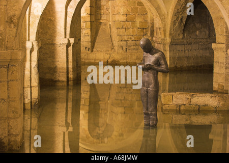 [Antony Gormley] "Klingen II" Skulptur, Metall-Statue von Mann in überfluteten Krypta [Wincheser Kathedrale], England, UK Stockfoto