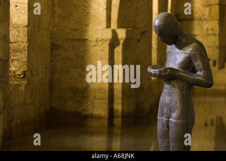 [Antony Gormley] "Sound II" Skulptur, Metall-Statue eines Mannes Stand in der Krypta der Kathedrale von Winchester, England, UK, "Nahaufnahme" Stockfoto