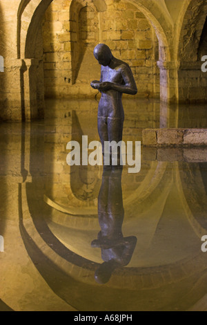 [Antony Gormley] "Sound II" Skulptur, Metall Mann Statue spiegelt sich im Wasser des überfluteten Krypta [Winchester Cathedral], England, UK Stockfoto