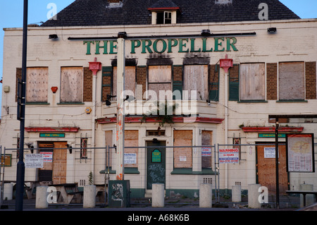 Mit Brettern vernagelt verlassene verfallene Kneipe am Stadtrand von London. Stockfoto