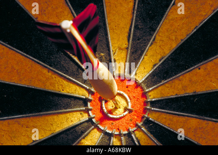 Dart in einer Dartscheibe Bullseye Stockfoto