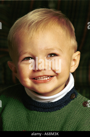 Porträt eines lächelnden jungen zwei Jahre alt glücklich niedlichen Kleinkind Kindes Stockfoto
