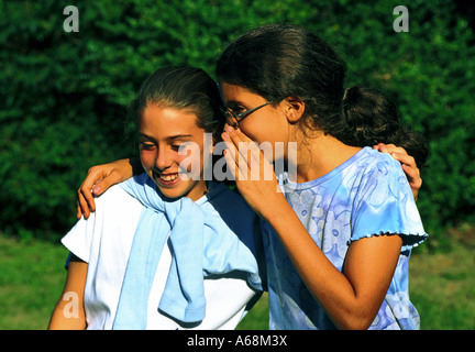 Junge Mädchen teilen ein Geheimnis. Stockfoto