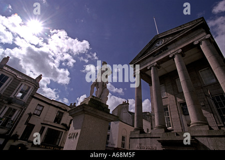 Sir Humphrey Davy Statue und das Market House in Penzance in Cornwall Großbritannien UK Stockfoto