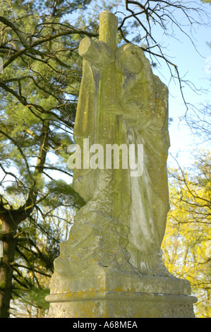 Stein-Statue der Maria festhalten an einem Kreuz fotografiert auf dem Friedhof von Lexington in Kentucky USA Stockfoto