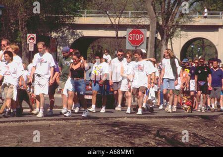 AIDS-Wanderer unter Minnehaha Park Brücke. Minneapolis Minnesota USA Stockfoto