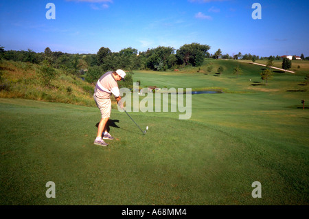 Bereit zum Abschlag am Golfplatz im Alter von 23 Jahren. Dundee Wisconsin USA Stockfoto