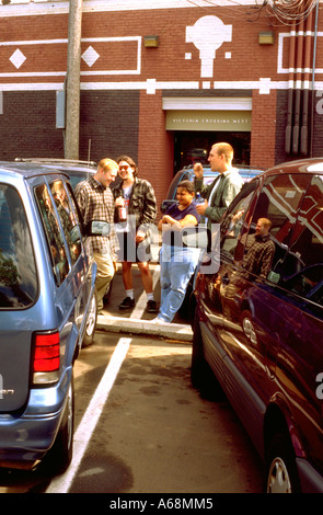 Die wahre Bedeutung der Grand Old Day Feier hat ein paar Bier mit Freunden.  St Paul Minnesota USA Stockfoto