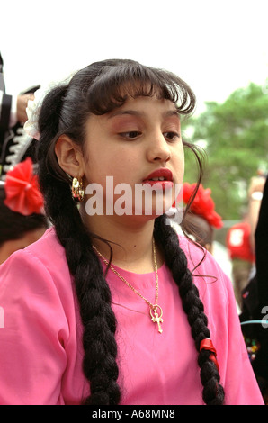 Mexikanische Amerikanerin Alter 16 Teilnahme an Cinco De Mayo-Parade. St Paul Minnesota USA Stockfoto