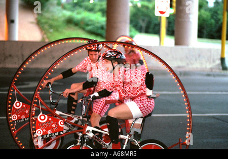 Wirbelnd, beleuchtete Überschlag Fahrräder reiten in der Aquatennial-Fackelzug mit 24 Jahren. Minneapolis Minnesota USA Stockfoto