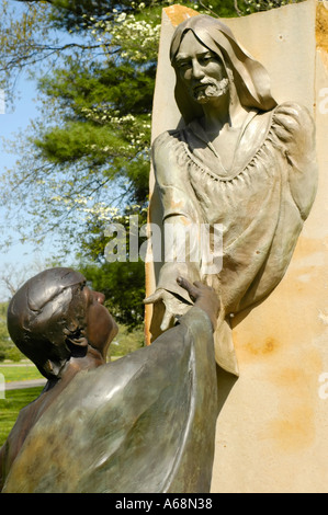 Stein-Statue von Jesus Christus erreichen seine Hand nach unten zu einem Mann unten fotografiert auf dem Friedhof von Lexington in Kentucky USA Stockfoto