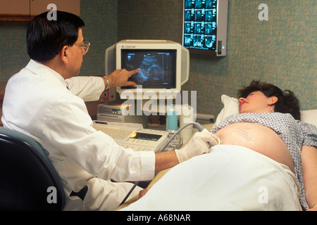 Arzt führt einen ultra sound Test auf einer schwangeren Patientin Stockfoto