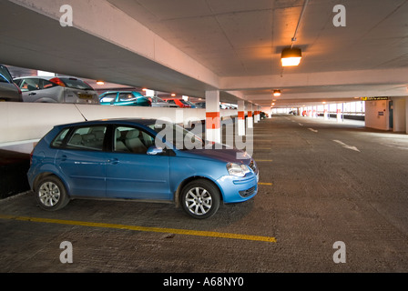 Volkswagen Polo Limousine Auto im Parkhaus park Essex England UK geparkt Stockfoto