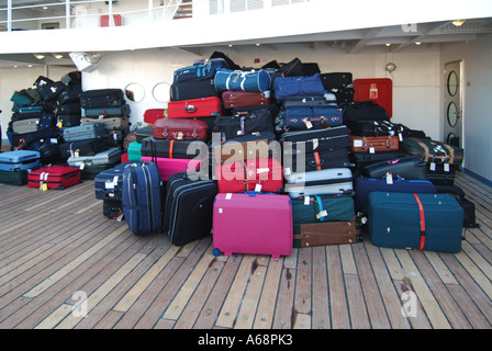 Palma-Kreuzfahrt Passagiere Gepäck gestapelt auf Deck warten auf Transfer, Kai Stockfoto