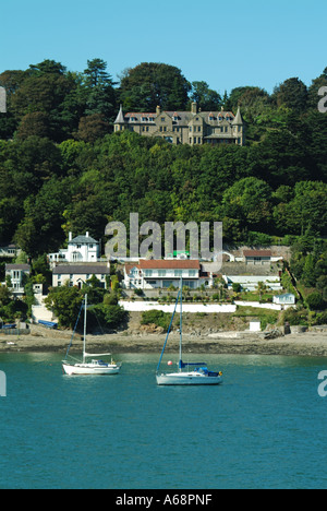 Blick über die Menai Straits aus Bangor Pier in Richtung Llandegfan auf der Isle of Anglesey Stockfoto