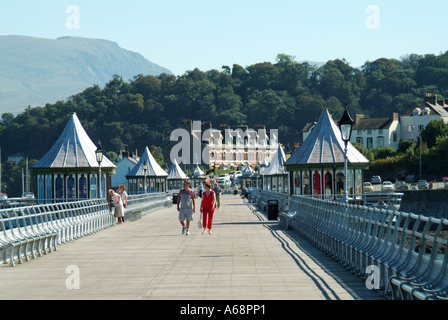 Bangor Garth Pier Blick landeinwärts in Richtung Snowdonia-Nationalpark Stockfoto