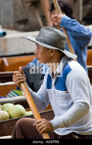 Thai Männer rudern Stockfoto