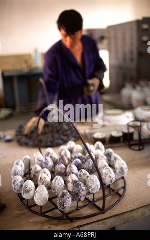 Handwerker in einem Handwerk Atelier arbeiten. Beijing-Umgebung. China. Stockfoto