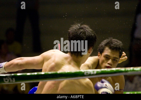 Lehnen Sie sich anschließen an Kopf/Hals während einer Muay Thai Kampf (Rajadamnern Stadion, Bangkok, Thailand). Stockfoto