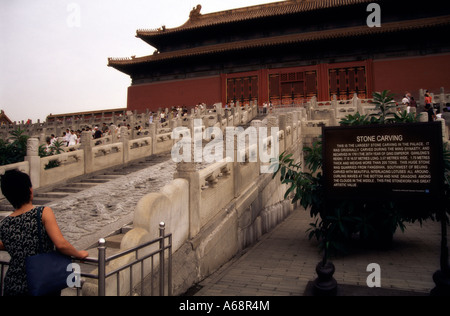 Carving eine Steintreppe. Die Verbotene Stadt. Beijing. China Stockfoto