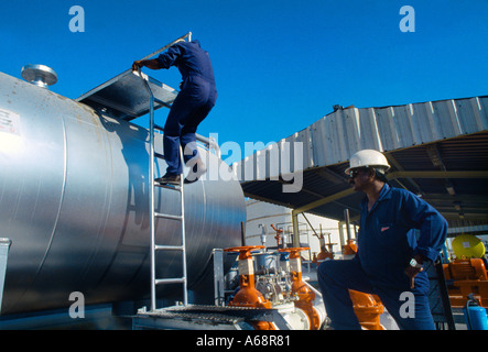 Mina Jebel Ali Dubai VAE Männer laden am Hafen Eppco Öl-Tanker Co Stockfoto