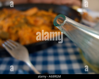 Essen Paella mit Bier auf "Porrón" (typische Krug für Wein und Bier). Traditionelles Essen von Valencia. Spanien Stockfoto