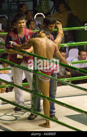Kämpfer vor einem Muay Thai Kampf (Rajadamnern Stadion, Bangkok, Thailand) ausdehnen. Stockfoto