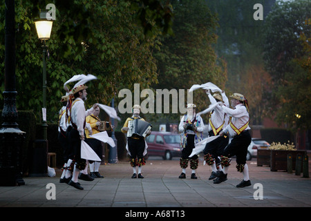 Das Shakespeare Morris Männer tanzen in der Dämmerung am Maifeiertag in Stratford-upon-Avon Warwickshire England UK CB4W6964 Stockfoto