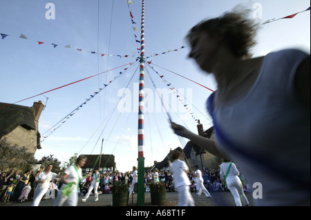 Traditionelle Maibaum Tanz in Worcestershire Dorf von Offenham am Maifeiertag England UK Stockfoto