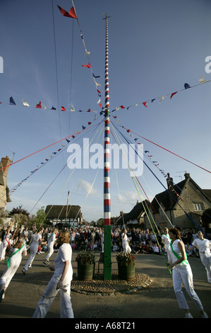 Traditionelle Maibaum Tanz in Worcestershire Dorf von Offenham am Maifeiertag England UK Stockfoto